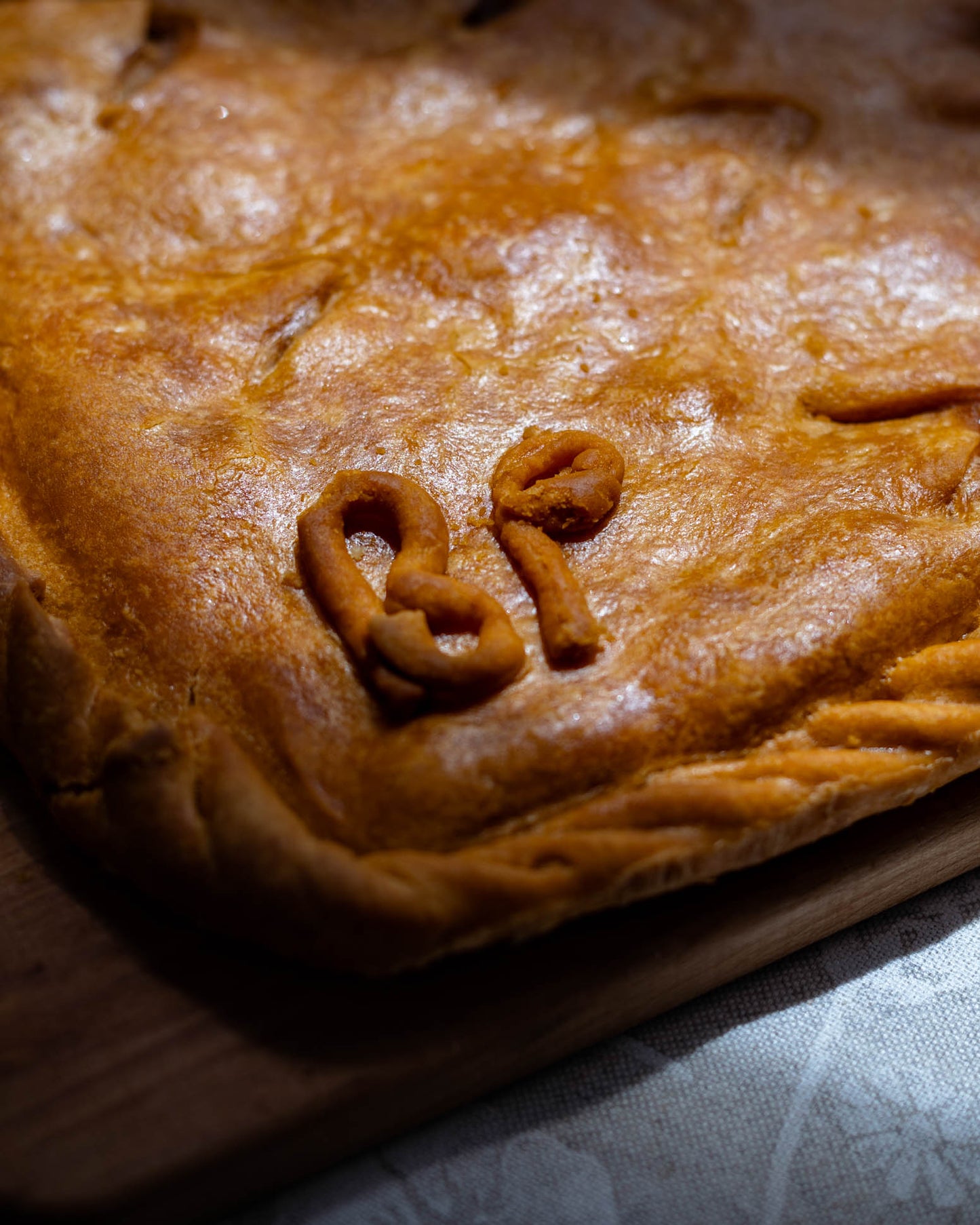 Empanada gallega de bacalao con pasas