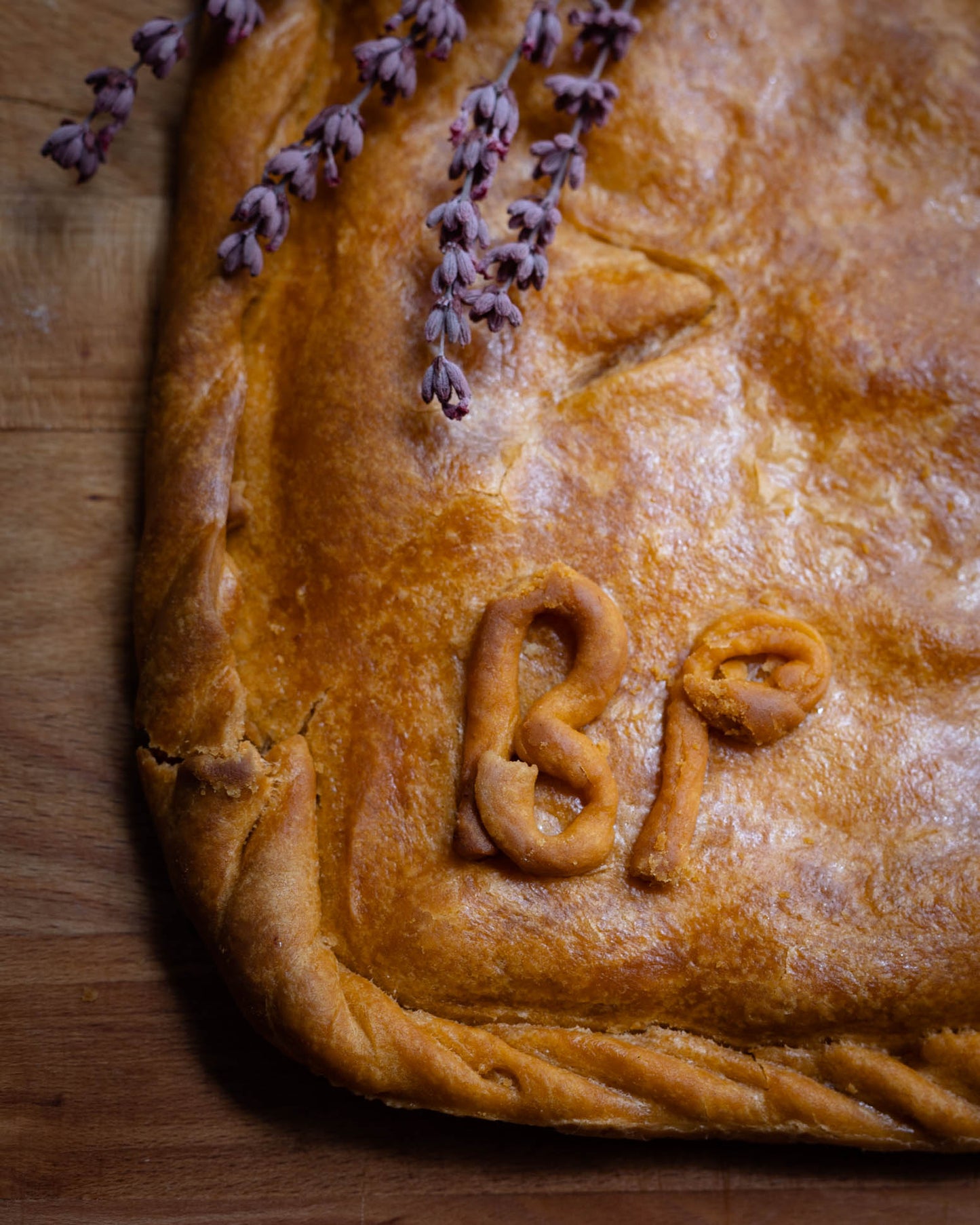 Empanada gallega de bacalao con pasas