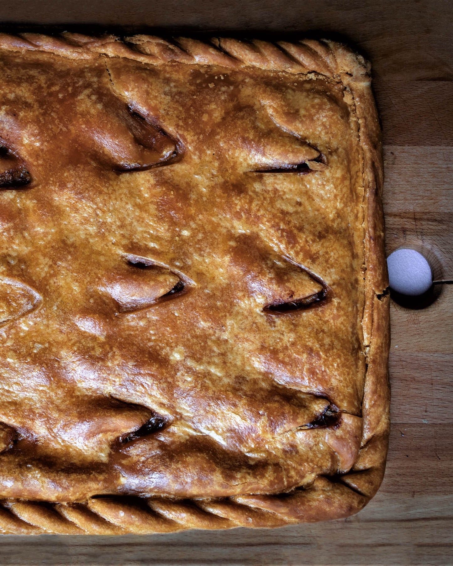 Empanada gallega de bacalao con pasas